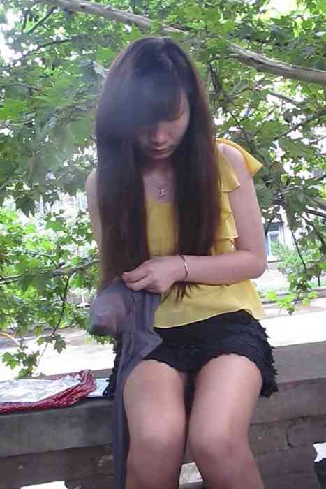 [大忽悠买丝袜街拍视频]ID0471 2013 大忽悠 美女路边旁若无人换丝袜