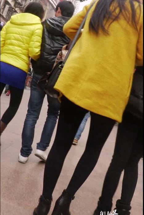[街拍客视频]jx0435 黄色大衣黑丝妞上台阶