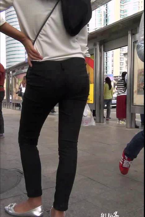 [街拍客视频]jx0515 紧身牛仔裤翘臀少妇逛街呢