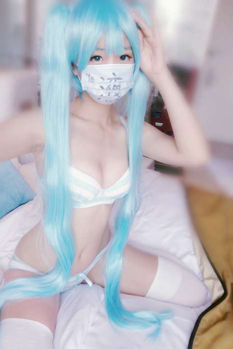 [萝莉液液酱YeYe写真]ID0020 兔女郎视频--性感提示：浑圆翘臀紧身裤学生装翘臀光滑